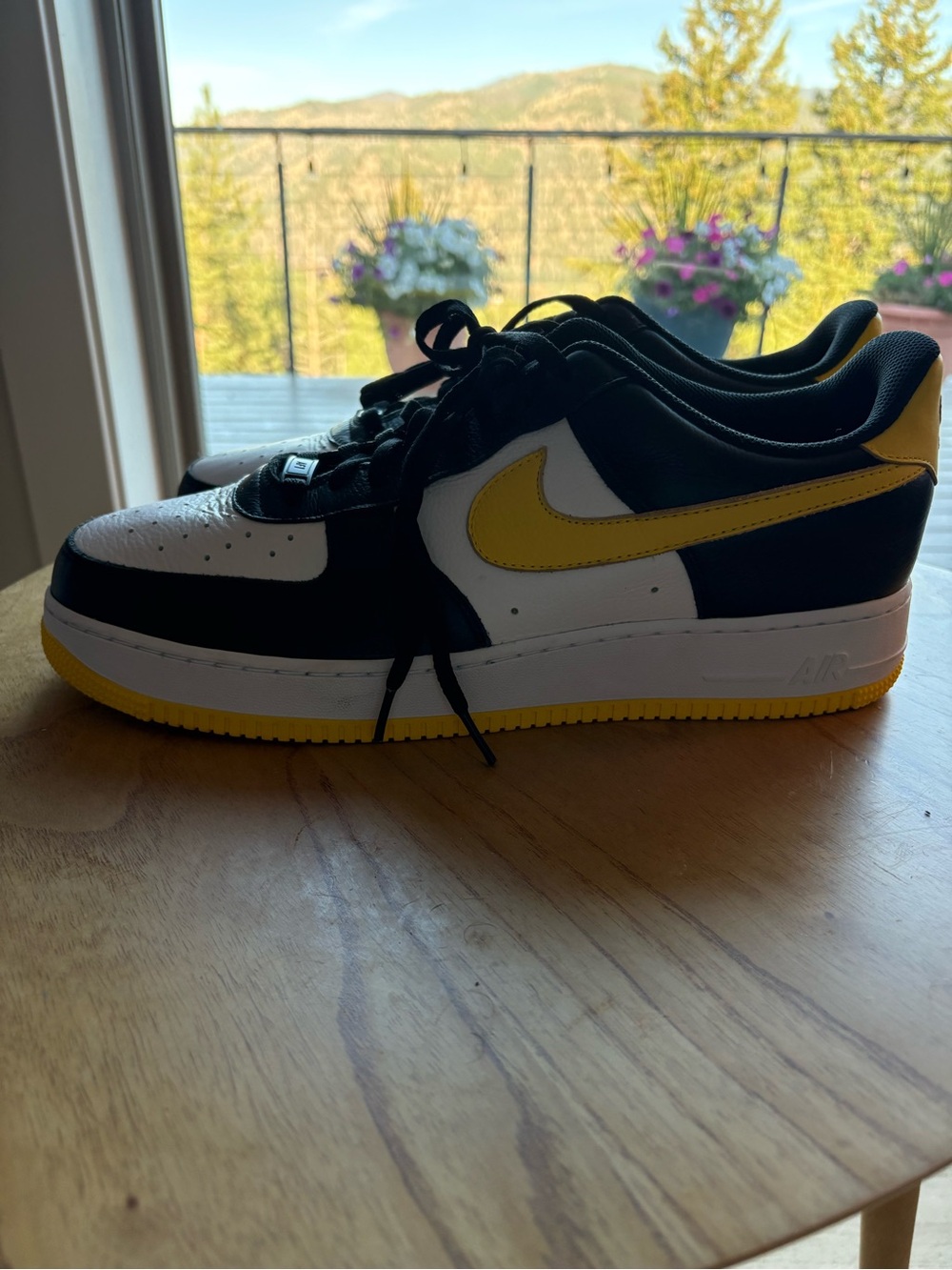Nike Low Top Sneakers - Black, White, Yellow